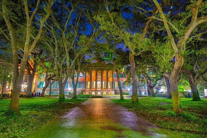 Supernatural walking tour through nighttime Charleston