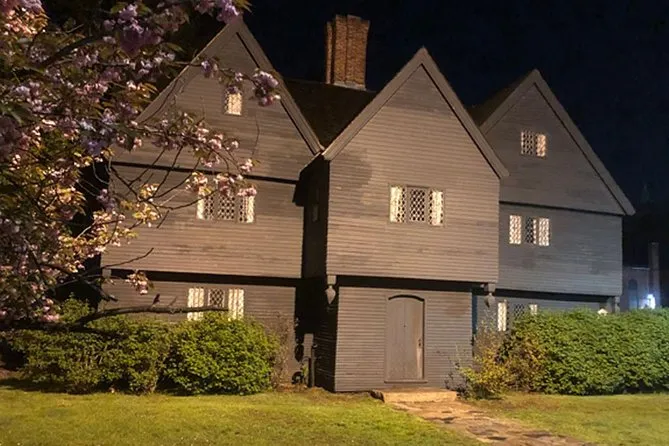 Lantern-lit haunted history walking tour in Salem