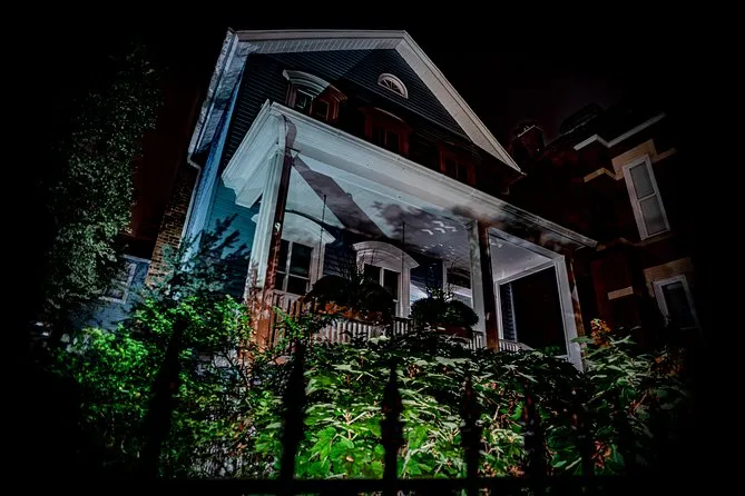 Dark history walking tour in Chicago's Lincoln Park after dark