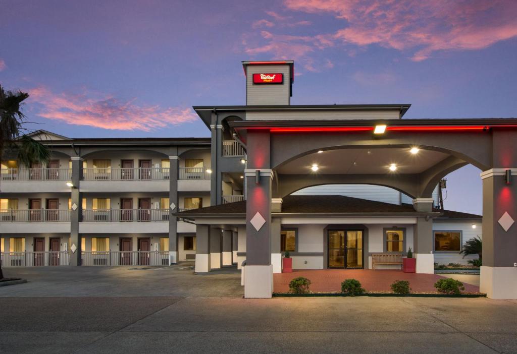 Red Roof Inn PLUS + Galveston - Beachfront