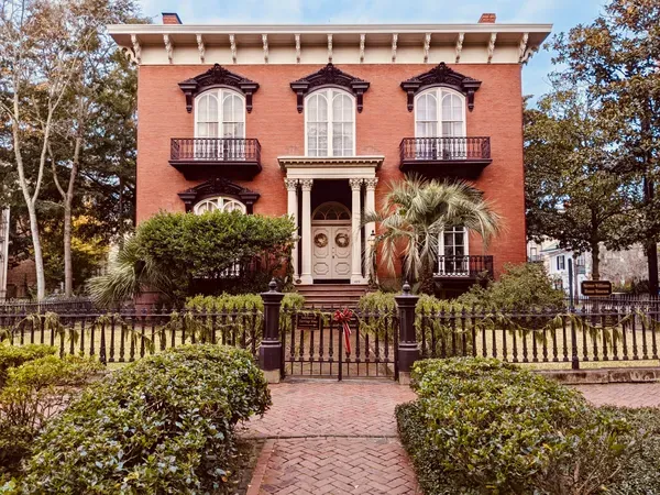 Moss-draped oaks and historic squares in Savannah, Georgia