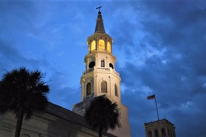 Night walking tour in the Unitarian Church Graveyard, Charleston